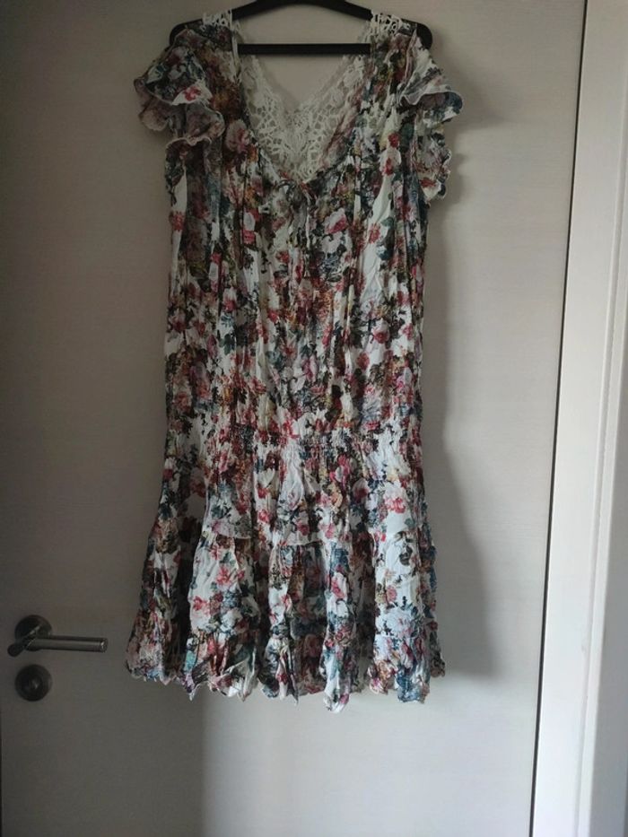 Robe courte fleurie fluide