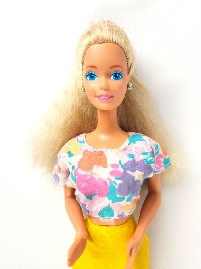 Poupée Barbie avec haut à motifs floraux et robe jaune - Mattel - photo numéro 2