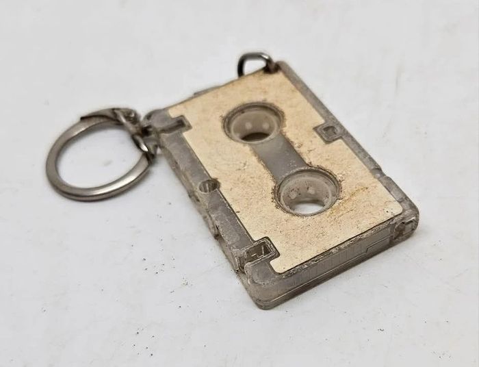 Ancien porte-clé.
Cassette audio.
5x3,3x0,8cm - photo numéro 8