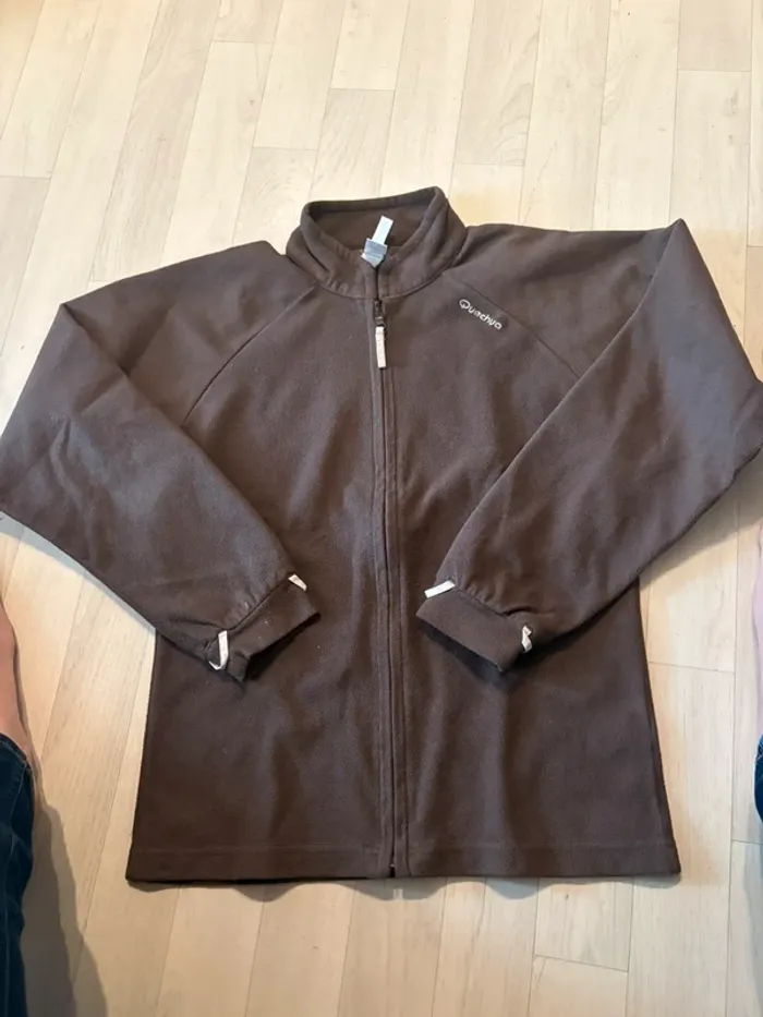 Polaire marron décathlon 12 ans toute petite tache à la manche fermeture zippé