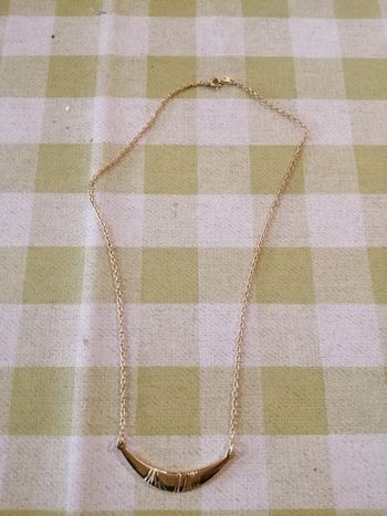 Collier doré forme lune