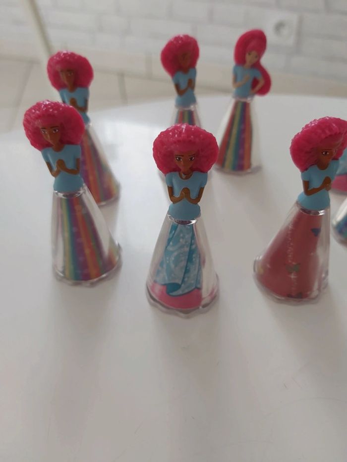 Lot figurines barbie kinder - photo numéro 2