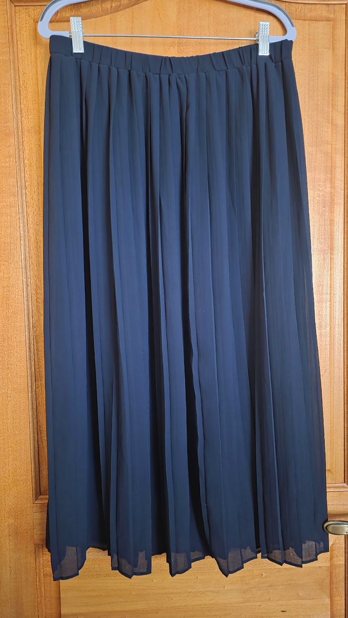 Jupe plissée marine taille 42 /44 - photo numéro 1