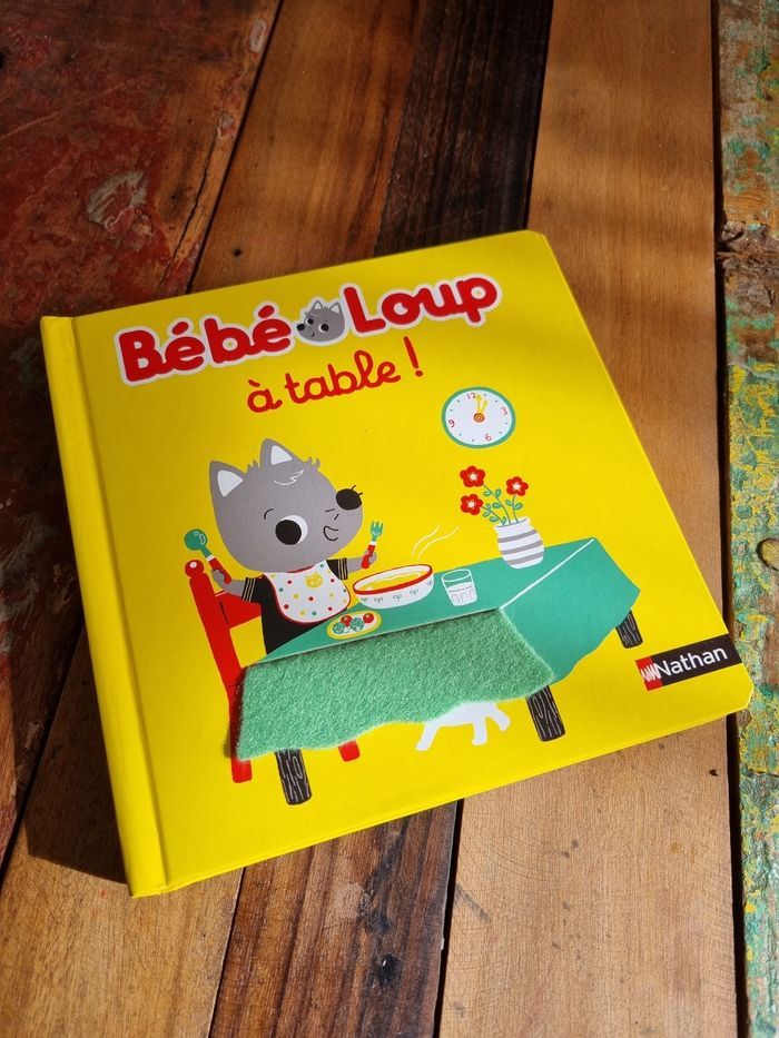 Bébé loup à table