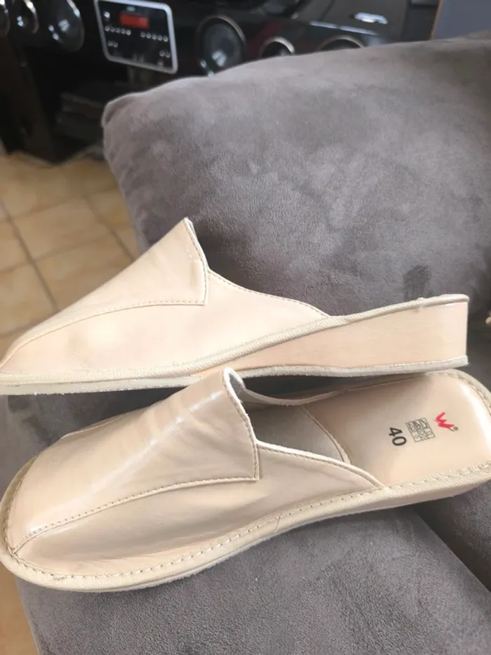 Jolies pantoufles en cuir beige - photo numéro 5