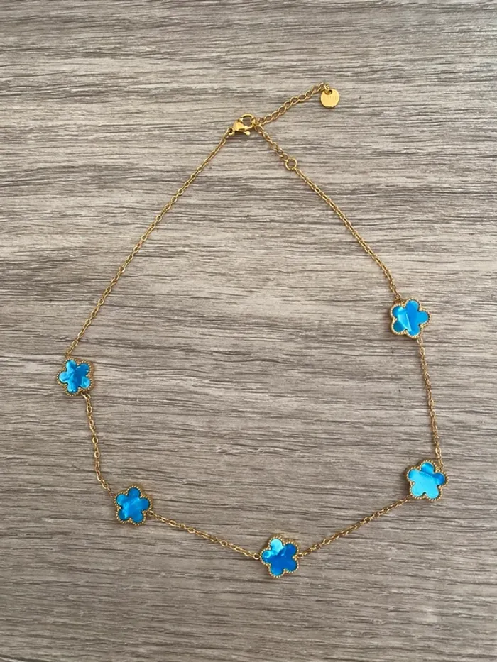 Collier neuf trèfle fleur bleues or doré net acier inoxydable - photo numéro 3