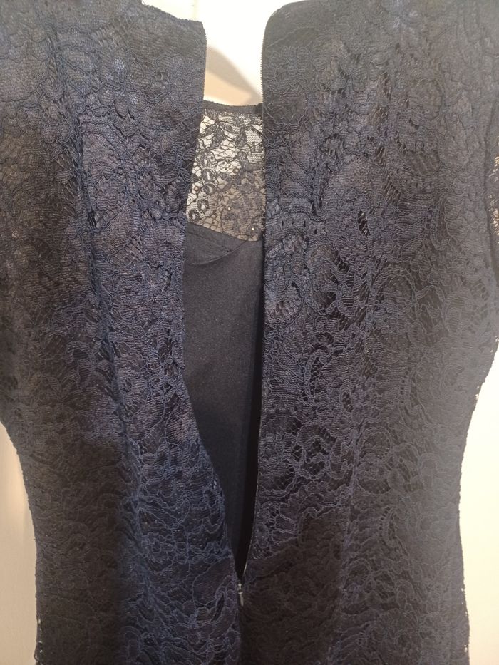 Robe longue bleu marine dentelle et perles
taille 50 - photo numéro 7