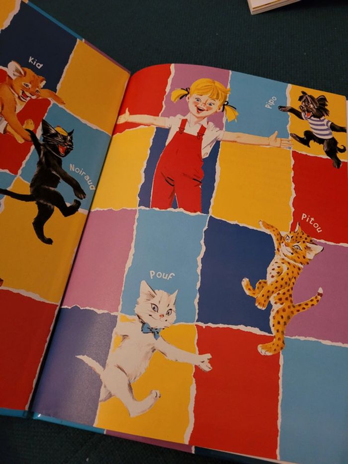 Livre rare Caroline au Stade Pierre Probst Hachette Jeunesse Album collection multicolore couleurs - photo numéro 3