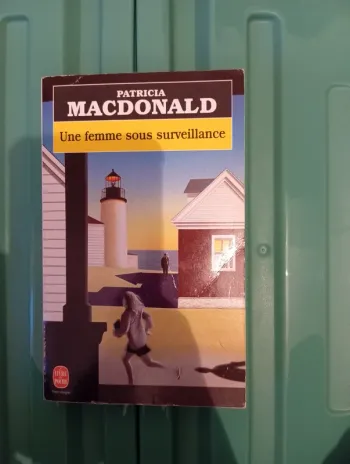 Livre Une femme sous surveillance