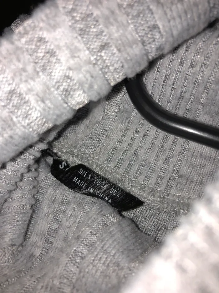 col roulé pull gris - photo numéro 3