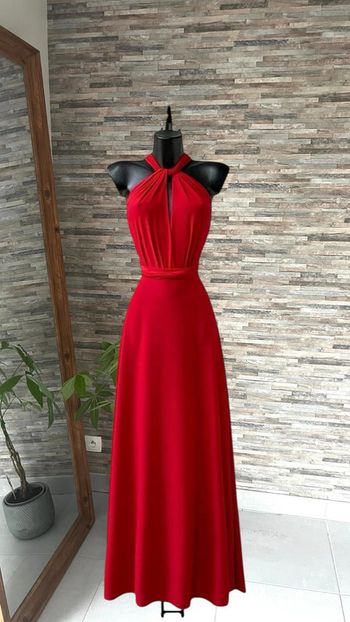 Robe rouge glamour dos. Nu multi positions