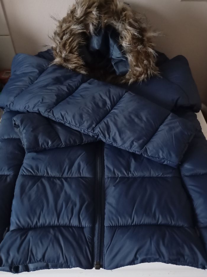 Blouson doudoune.Taille S. Capuche et fausse fourrure .2 poches . Polyamide polyester. Bleu foncé ,marine ..Up Fashion.Etat neuf