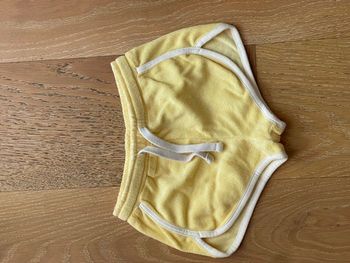 Kiabi short éponge jaune 9 mois