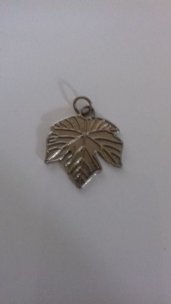 Pendentif feuille de vigne "sans marque"