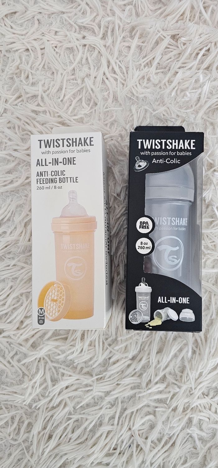 Lot de 2 biberons anticoliques Twistshake neufs