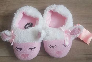 Chaussons neuf avec etiquette 23/26
