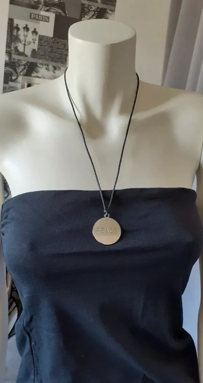 Joli collier " PEACE".