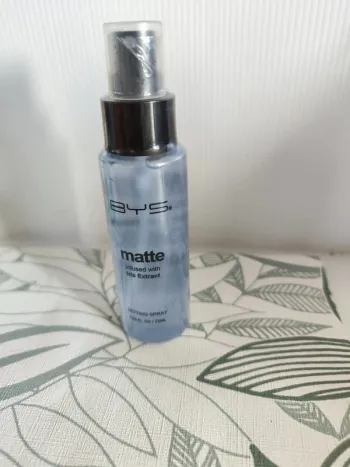 Bys spray fixateur infusé d'extrait d'iris 75ml  valeur 7€  à utiliser 12 mois après ouverture