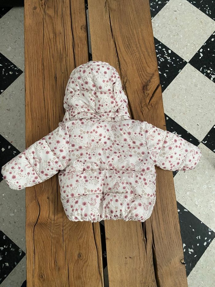 Doudoune fleurie H&M – Taille 4-6 mois (68 cm) - photo numéro 3