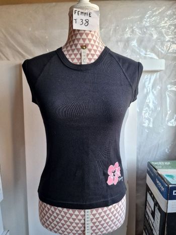 Tee-shirt, noir à motif rose, en coton, en très très bon état, longueur 49cm, marque Roxy =5€