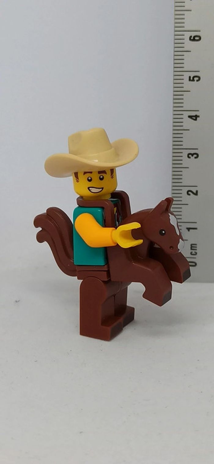 Homme cowboy avec cheval intégré lego