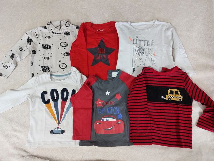 Lot rouge et blanc  T shirt ML 24 mois