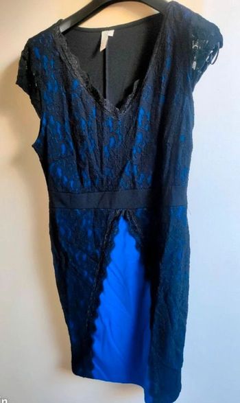 Robe noire et bleue électrique