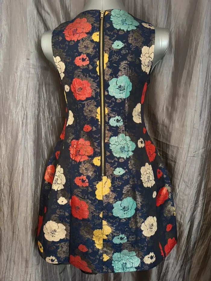 Belle robe ajustée et évasée en brocart à motif floral métallisé S/36 - photo numéro 2
