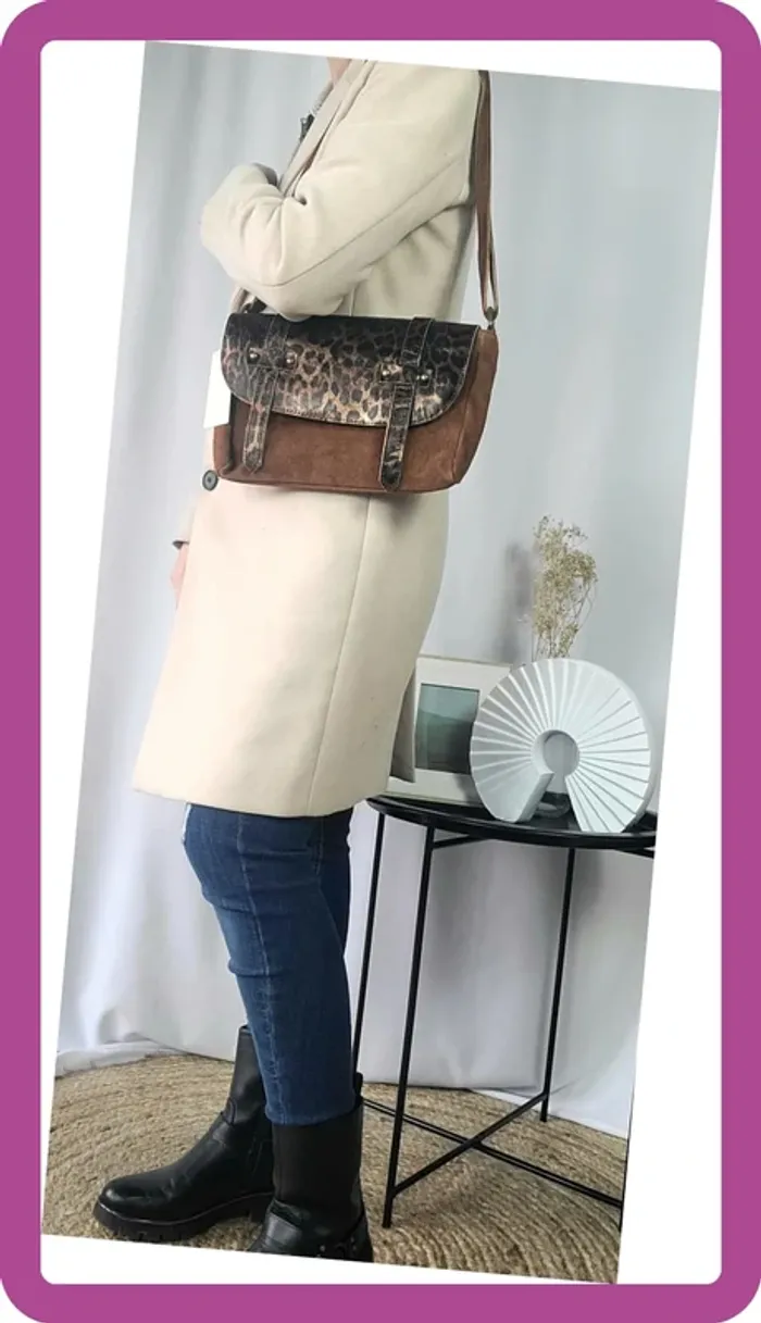 Sac bandoulière à rabat en cuir daim et cuir irisé, Cognac, NEUF avec étiquette - photo numéro 4