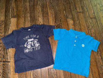 T-shirt (bon état) et polo (très bon état) timberland 12 mois