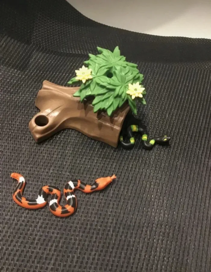 Playmobil lot figurines serpents 1 orange + 1 noir + tronc d’arbre Wiltopia très bon état comme neuf - photo numéro 2