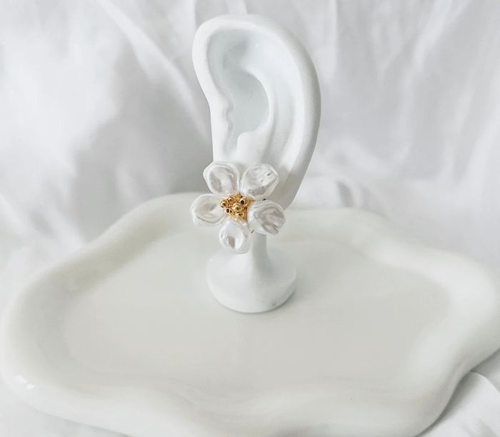Boucles d’oreilles fleurs blanches perlées - photo numéro 3