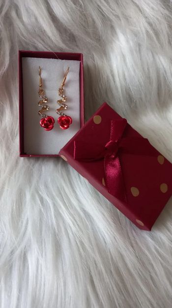 Paire de boucle d'oreilles -Dorée avec rose rouge -Strass