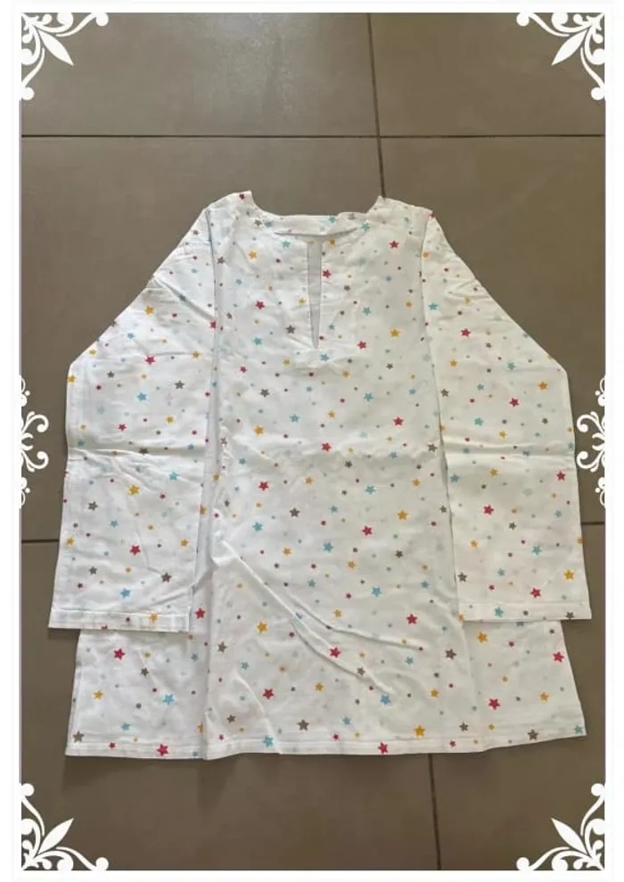 Tunique fille 10 ans – blanche à étoiles multicolores ⭐🌈 - photo numéro 3