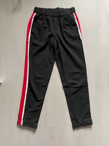 Pantalon noir avec bandes rouges et blanches