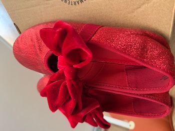 Ballerines rouge pailletées avec noeuds en très bon état 