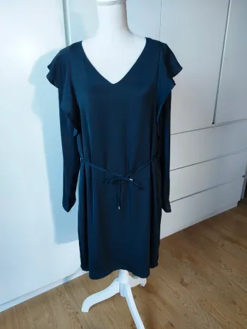 Jolie robe satinée noire