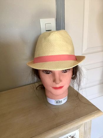 Très joli chapeau de paille de coloris crème beige et rose en taille 54