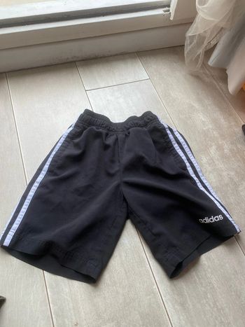 Short Adidas neuf. 10 ans