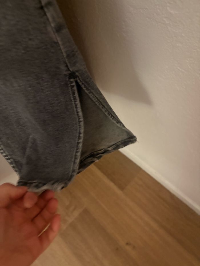 Jeans avec fente et trou - photo numéro 2