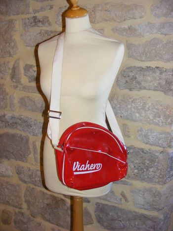 sac à main vintage rouge forme arrondie