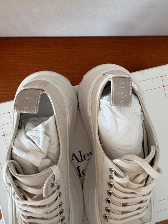 Baskets Alexander McQueen Tread Slick Low Lace Up Beige - photo numéro 13