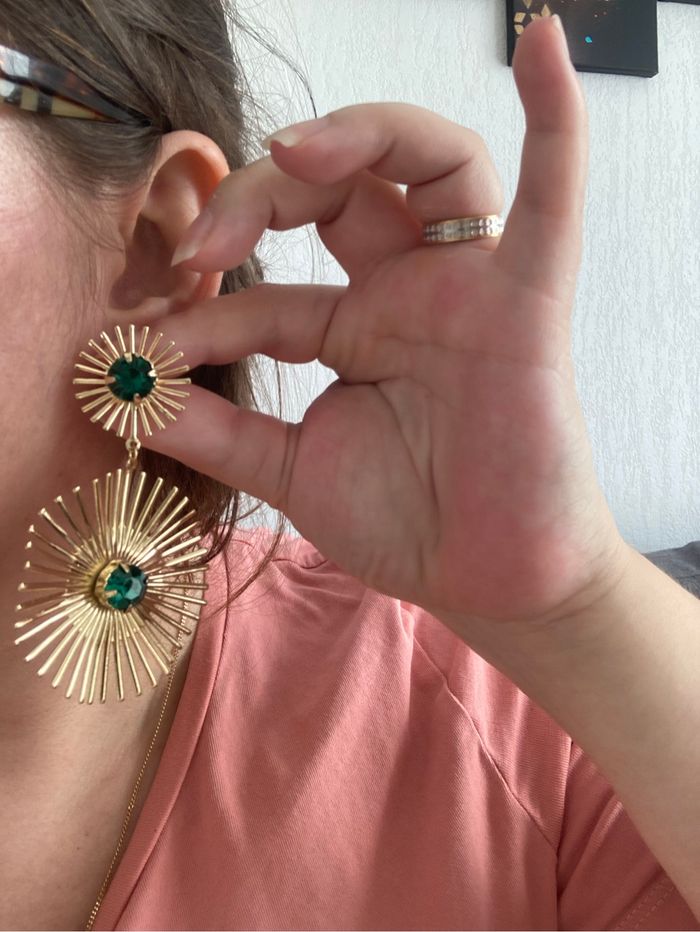 Boucles d’oreilles pendantes NEUVES femme de forme ronde couleur doré et vert - photo numéro 2