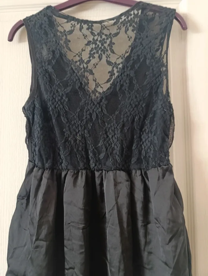 Robe satinée et dentelle L/XL - photo numéro 4
