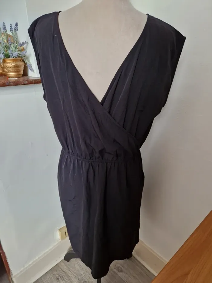 Petite robe noir ligne a suivre taille 46