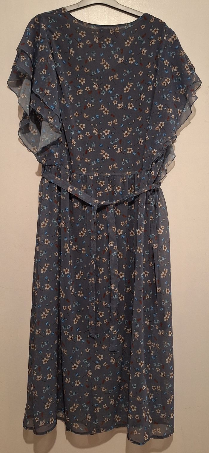 Robe grande taille bleu grisé et fleurie avec la ceinture assortie - photo numéro 5