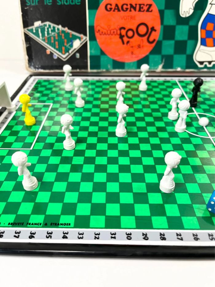 Jeu ancien : " Mini Foot " fabriqué en France - photo numéro 3