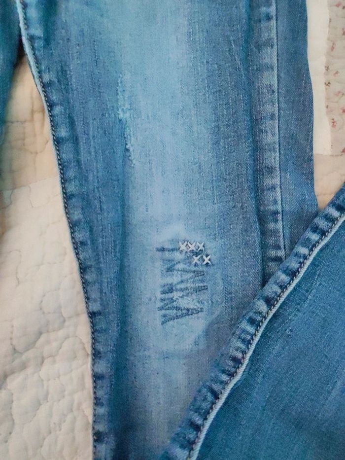 Très beau jeans effet troué - photo numéro 3