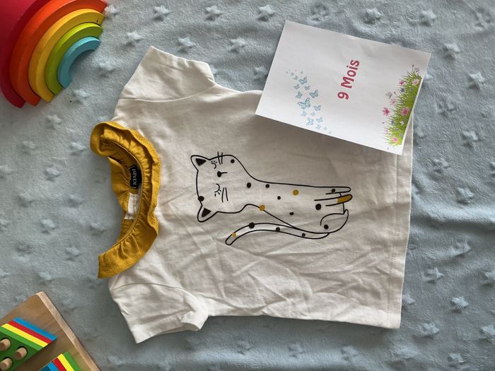 teeshirt manches courtes blanc à col moutarde ouverture totale au dos 9 mois kiabi - photo numéro 3