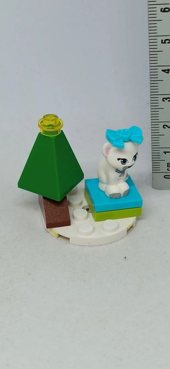 Chat blanc avec collier et sapin sur socle de neige lego